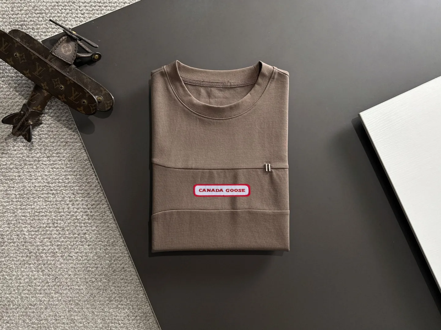 Next day delivery P300 High version CANADA GOOSE/Big Goose 25ss spring and summer new high-definition T-shirt Made with imported machines from Italy, truly the most luxurious and high-quality model that you can wear with your eyes closed. Heavy combed fabrics. High-strength and heavy-weight fabrics feel substantial when weighed. The upper body is more textured than ordinary T-shirts and is not easily deformed. This texture can cope with the weather, absorb sweat and breathable, and is suitable for both hot and cold conditions! Perfectly produced with reference to the original stitch and stitch! The loose fit design is super noble. Custom-woven signature ribbed collar, cuffs, and hem. Really rare and rare goods Size: M-XXXL